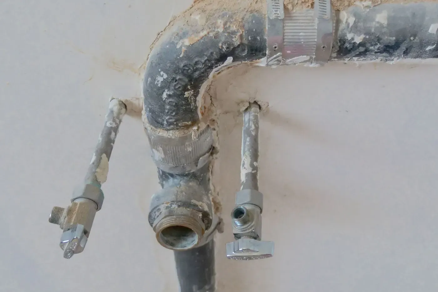 Canalisation métallique entartrée avant détartrage en Seine-Saint-Denis